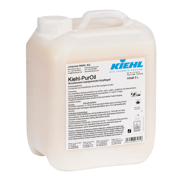 Ein 5-Liter-Kanister Kiehl-PurOil wasserbasiertes imprägnierendes Pflegeöl Ecolabel der Johannes Kiehl KG mit Griff und Schraubverschluss, weißem Etikett mit Produktinformation, Sicherheitsangaben, Ecolabel-Zertifizierung und deutschem Branding. Verpackt als 2 Flaschen in einem Karton.