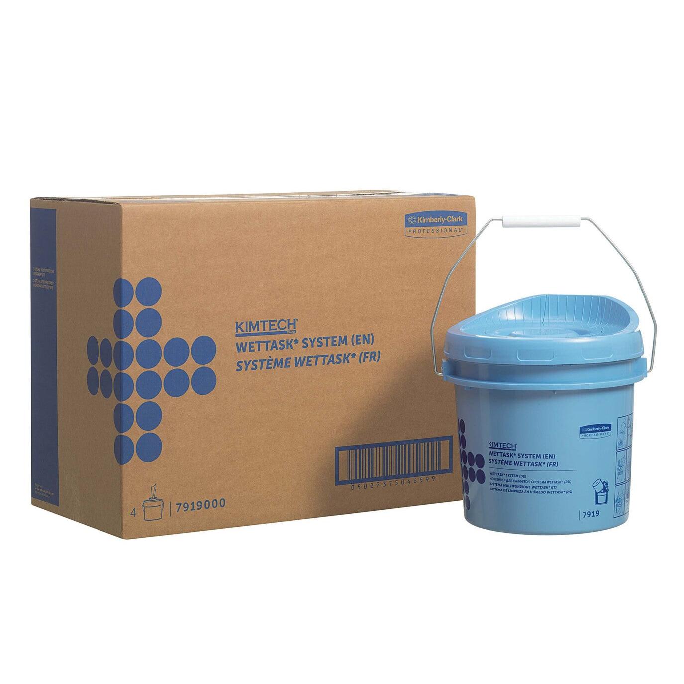 Ein blauer Kimtech® Wettask™ Rollen Wischtuch Spendereimer und ein brauner Karton, beide von Kimberly-Clark GmbH, sind mit Produktinformation und blauer Grafik abgebildet - ideal für Wischtuch Spenderlösungen. Jeder Karton enthält 4 blå Spendereimer.