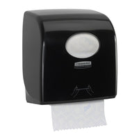 Der Aquarius™ Slimroll™ Rollenhandtuchspender in Schwarz (1 Spender/Karton) von Kimberly-Clark GmbH ist wandmontiert, zeigt durch das Fenster eine Rolle Papierhandtücher und sorgt für hygienische Handtuchentnahme.