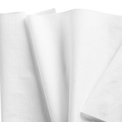 Mehrere gefaltete weiße Papierhandtücher der WypAll® X50 General Clean Großrolle (1 Rolle x 1100 Blatt) der Kimberly-Clark GmbH werden überlappend präsentiert und zeigen ihre Struktur auf einem schlichten weißen Hintergrund - ideal für vielseitige Reinigungsaufgaben.