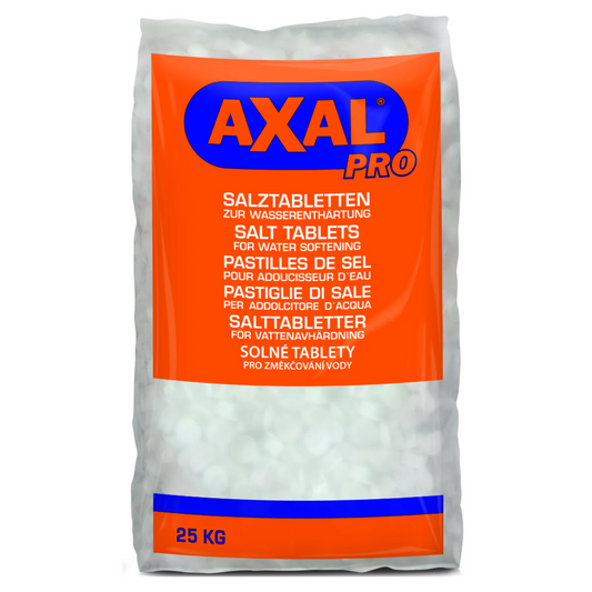 Ein Sack mit K+S Axal Pro Tabs Spezialsalztabletten, gekennzeichnet zur Verwendung als Wasserenthärtung, mit mehrsprachigem Text und einem Gewicht von 25 kg, vor einem weißen Hintergrund.