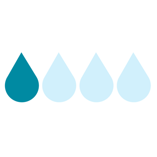 Vier Wassertropfensymbole in einer horizontalen Reihe. Der erste Tropfen ist dunkelblau, während die übrigen drei in zunehmend helleren Blautönen gehalten sind. Der Hintergrund ist schwarz.