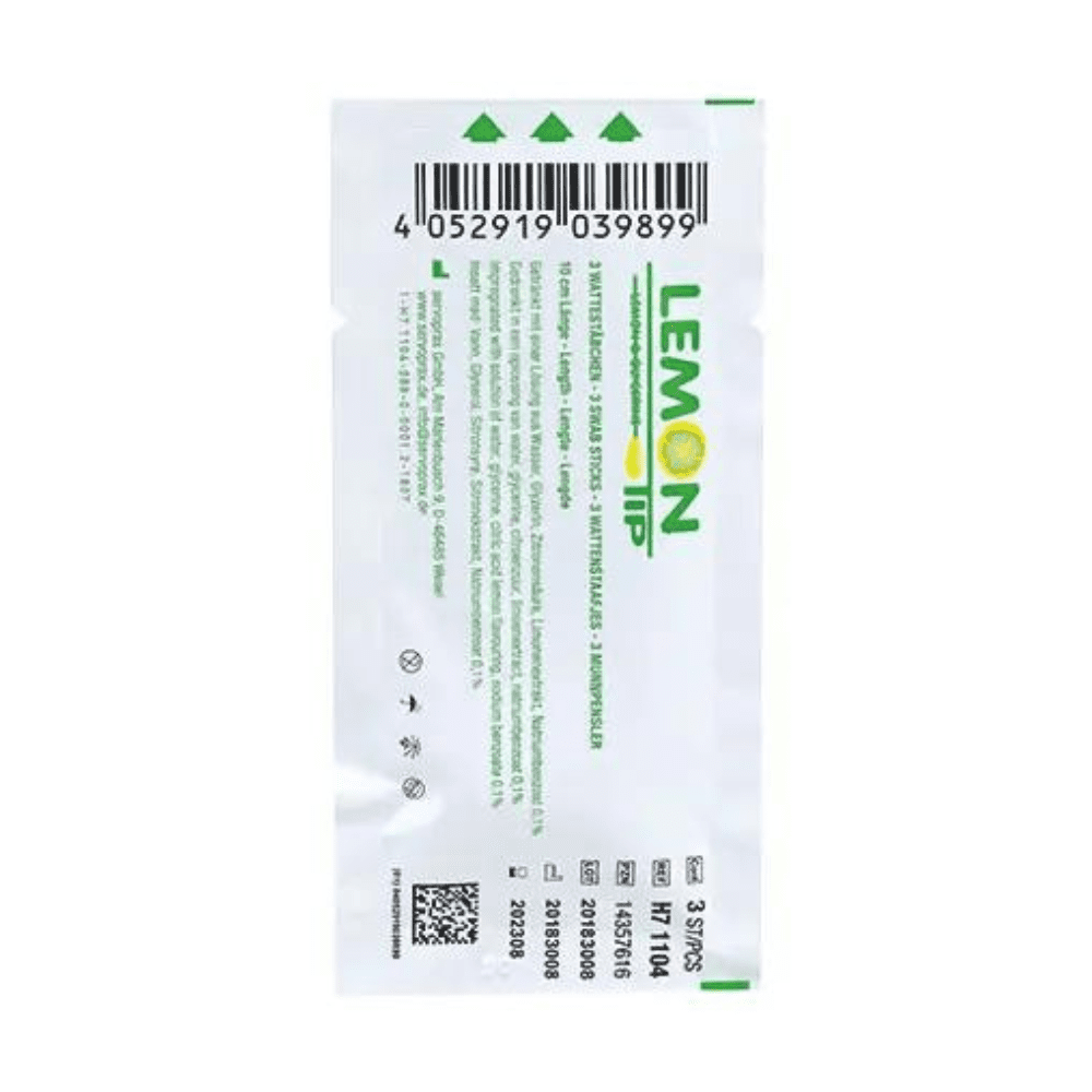 Ein Barcode-Etikett mit Produktinformationen und einem QR-Code. Auf dem Etikett steht in fetten Buchstaben „Lemon Tip Mundpflegestäbchen – 75 Stück | Packung (75 Stück)“, Recyclingsymbole, eine Seriennummer und Servoprax.