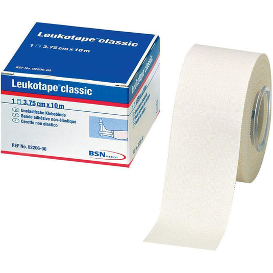 Eine Rolle Leukotape Sport Tape Classic (3,75 cm x 10 m, weiß) von BSN Medical GmbH für Sportverletzungen ist teilweise abgerollt; auf der Verpackung sind Produktname, Größe und Marke angegeben.