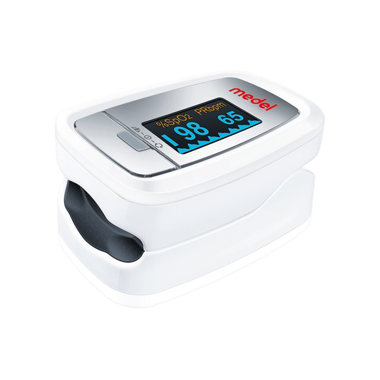 Ein digitales Fingerpulsoximeter der Beurer GmbH, das auf seinem beleuchteten Bildschirm vor weißem Hintergrund einen Blutsauerstoffsättigungsgrad von 98 % und eine Pulsfrequenz von 68 anzeigt.