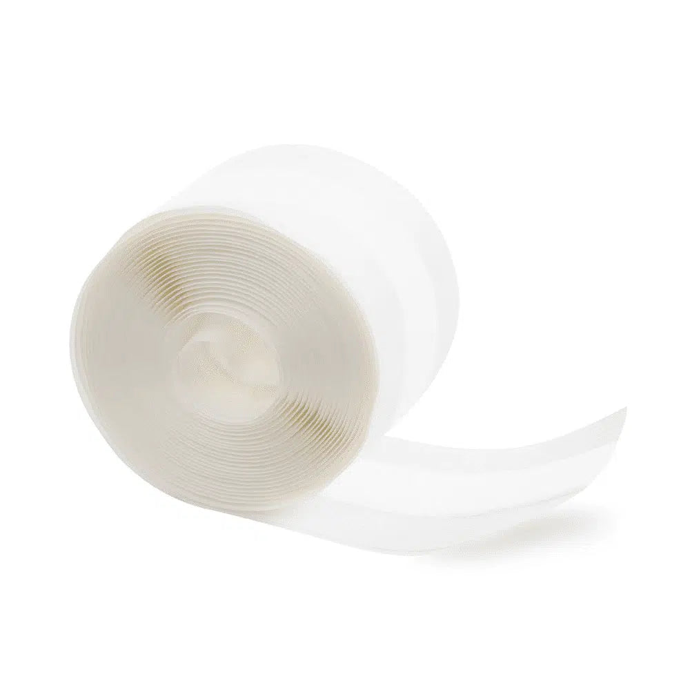 Eine Rolle Meditrade ABE® Light elastischer Wundverband, teilweise abgerollt, isoliert auf einem schlichten weißen Hintergrund. Das Band erscheint durchscheinend und leicht strukturiert, geeignet für die Verwendung als elastischer Wundverband.