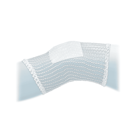Ein weißes, strukturiertes Meditrade ABE® Netzschlauchverband-Musterstück in verschiedenen Größen mit einem Wellenmuster, das vor einem schattigen, hellen Hintergrund angezeigt wird, um seine komplizierte Webart und sein hochelastisches Design hervorzuheben.