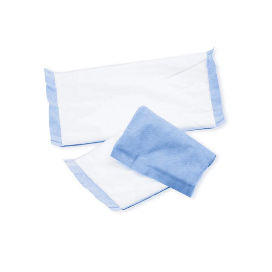 Zwei gefaltete weiße Handtücher und ein kleiner blauer Waschlappen BeeSana® Saugkompresse von Meditrade GmbH, ordentlich angeordnet auf einem schlichten weißen Hintergrund.