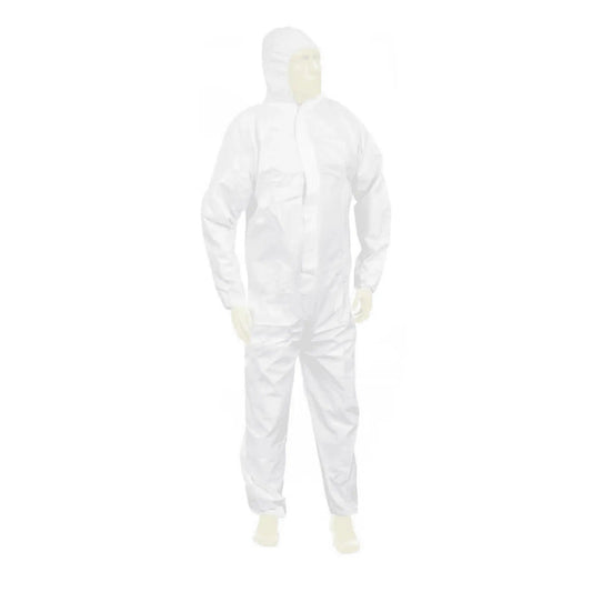 Eine Person trägt einen weißen Meditrade Suavel® Yeti Schutzanzug mit Kapuze, der den Körper vollständig bedeckt, und steht vor einem weißen Hintergrund. Der Anzug wirkt leicht und auf Sicherheit ausgelegt.