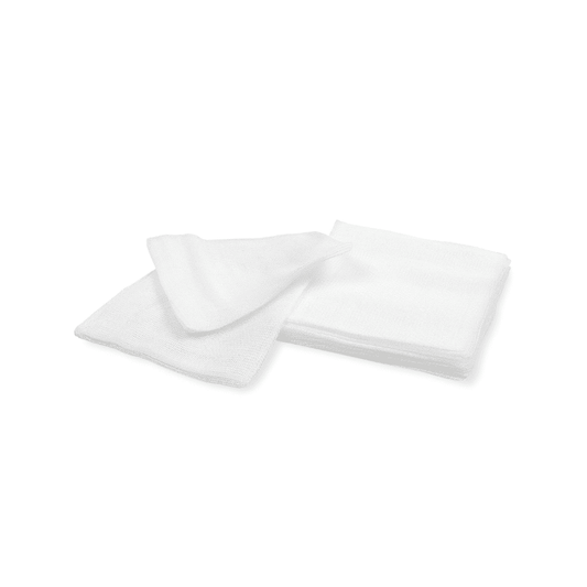 Zwei weiße Frotteehandtücher der Meditrade GmbH, ordentlich gefaltet und einander überlappend auf einem sterilen weißen Hintergrund.