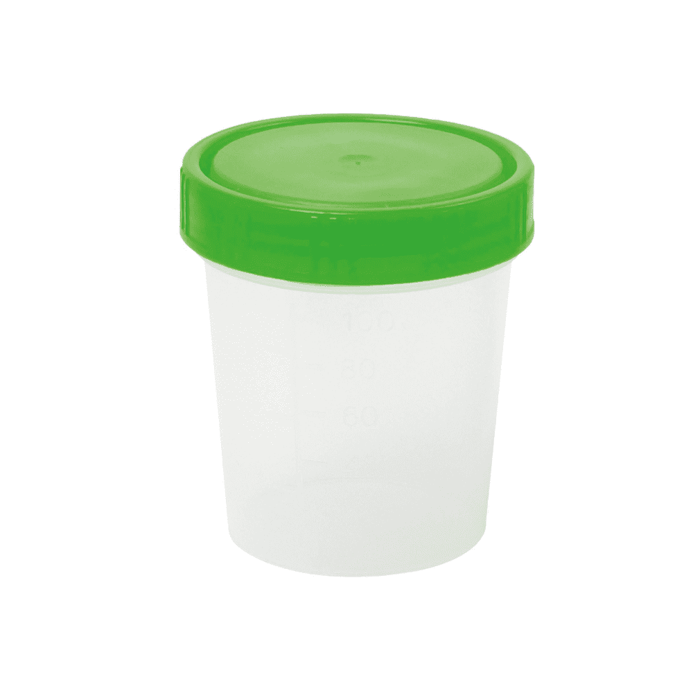 Ein transparenter Kunststoffbehälter mit Messmarkierungen und grünem Deckel, der sich vor einem weißen Hintergrund um seine Achse dreht und als Urinbecher mit verschiedenen Verschlüssen der Meditrade GmbH verwendet wird.