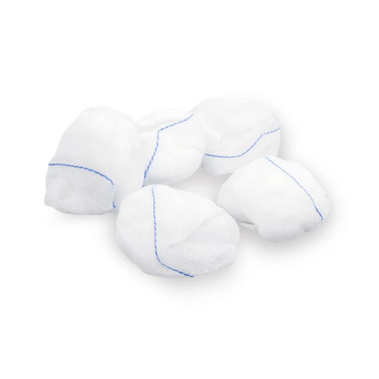 Fünf weiße Meditrade BeeSana® Mulltupfer mit blauer Naht, nebeneinander angeordnet auf einem schlichten weißen Hintergrund.