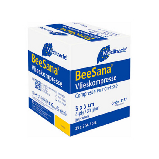 Eine Schachtel Meditrade BeeSana® Vlieskompresse steril, 4-lagig, Vlies, Maße 5x5 cm, mit 25 Packungen à 2 Stück steril von der Meditrade GmbH