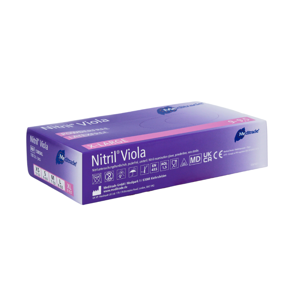 Eine Schachtel mit Meditrade Nitril® Viola Nitrilhandschuhe Farbig lila Einweg-Nitrilhandschuhen der Meditrade GmbH in der Größe XL. Die Schachtel ist lila und weiß und zeigt verschiedene Zertifizierungen und die Anzahl der Handschuhe.