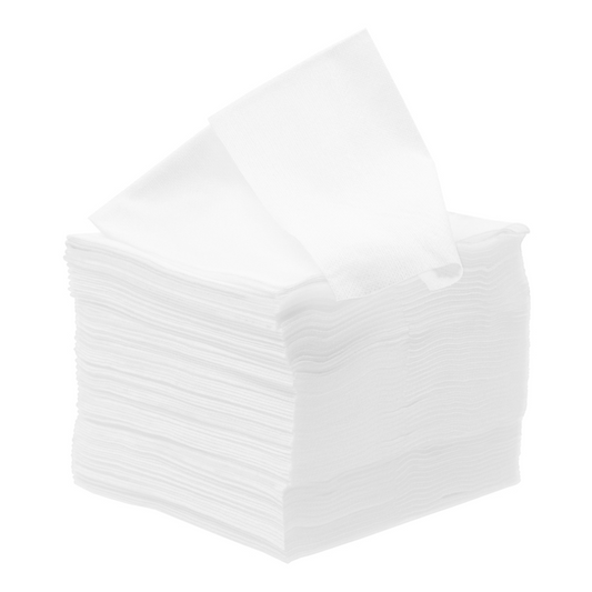 Ein Stapel ordentlich gefalteter weißer Servietten der Meditrade GmbH, eine teilweise herausgezogen, isoliert auf einem weißen Hintergrund.