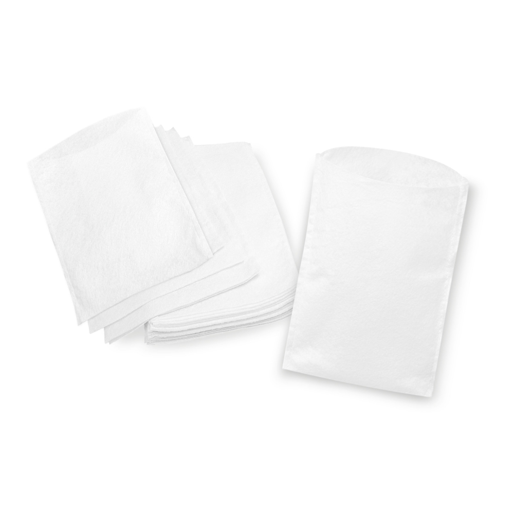 Ein Stapel ordentlich gefalteter weißer Papierservietten neben einem Stapel ungefalteter Meditrade Einmal-Waschhandschuhe, alles auf einem weißen Hintergrund platziert.