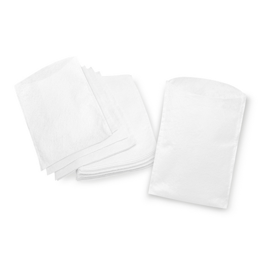 Ein Stapel ordentlich gefalteter weißer Papierservietten neben einem Stapel ungefalteter Meditrade Einmal-Waschhandschuhe, alles auf einem weißen Hintergrund platziert.