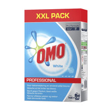 Eine große 8400g-Packung Omo Professional Weiß Vollwaschmittel Pulver von Diversey mit der Aufschrift "XXL Pack" und "120 Wäschen" ist perfekt für weiße Wäsche.