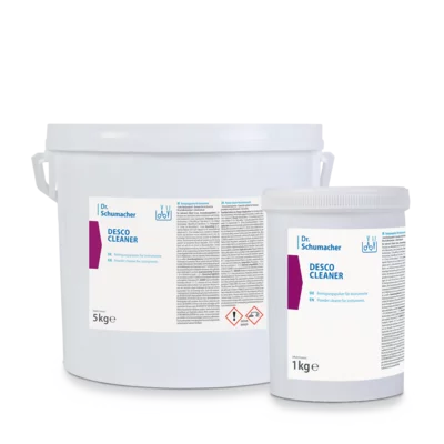 Abgebildet sind zwei weiße Gebinde des Dr. Schumacher DESCO CLEANER der Dr. Schumacher GmbH: ein 5 kg-Eimer und ein 1 kg-Becher, beide mit weißem Deckel und blau-lila Etiketten mit der Aufschrift "Reiniger für alle Oberflächen" für ein streifenfreies Ergebnis.