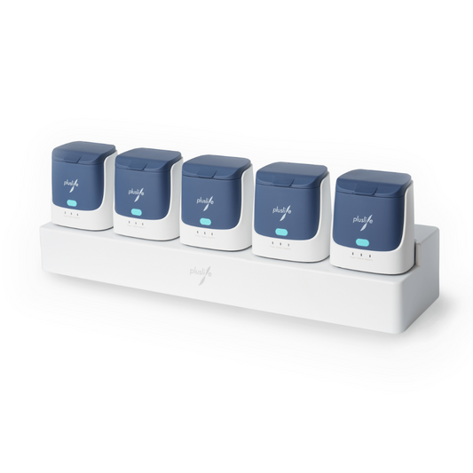 Fünf blaue kabellose Lautsprecher auf einem Pluslife 5 Ports HUB, jeder mit einem „playf“-Logo gekennzeichnet. Die Dockingstation verfügt über Kontrollleuchten, die den Ladestatus anzeigen. Der Hintergrund ist schlicht weiß.