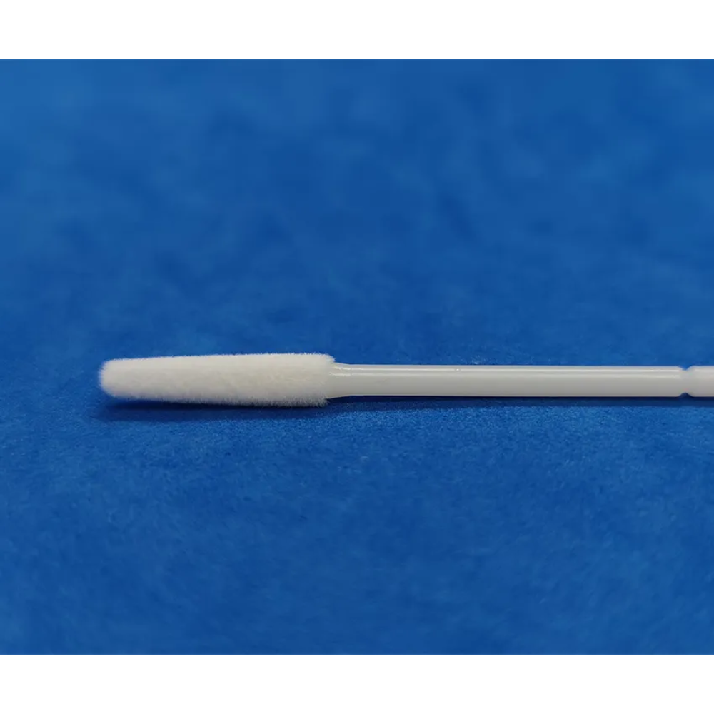 Eine Nahaufnahme eines einzelnen weißen Pluslife Kontrolltupfers zur Erkennung von HPV und STI (Auslaufartikel, 1 Stück) mit einem Kunststoffgriff auf blauem, strukturiertem Hintergrund.