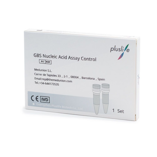 Das Paket mit der Aufschrift „Pluslife GBS (Strep B) Nukleinsäure PCR Kontrollkit“ enthält Kontaktinformationen für Medunion S.L. in Barcelona, Spanien, und Guangdong Pluslife Biotech Co., Ltd. Dieses für PCR-Tests konzipierte Kit enthält Testkontrollen für Streptococcus agalactiae mit zwei auf der Verpackung abgebildeten kleinen Fläschchen.