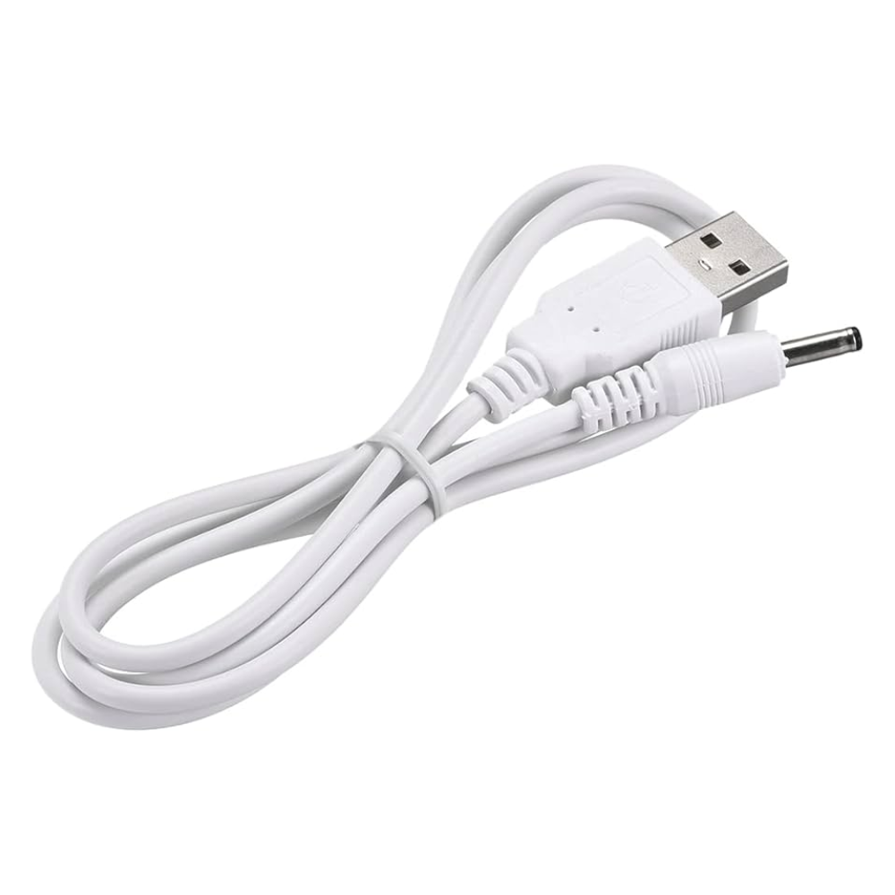 Ein *Pluslife* USB-Kabel in Weiß, mit einem Standard-USB-A-Stecker an einem Ende und einem zylindrischen DC-Stromstecker am anderen Ende, weist eine robuste Verarbeitung auf. Es ist ordentlich auf einem weißen Hintergrund aufgewickelt und ähnelt dem schlanken *Pluslife Ladekabel USB zu 3,5 mm*.