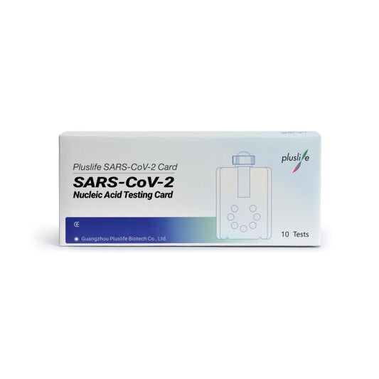 Eine Schachtel Pluslife SARS-CoV-2 PCR-Testkits mit 10 Tests, abgebildet vor einem einfarbigen Hintergrund. Die Verpackung enthält Text und eine Abbildung einer Testkarte.