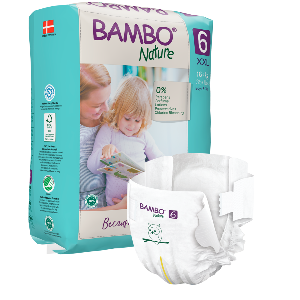 Abgebildet ist eine Verpackung von Bambo Nature der Abena Re-Seller GmbH, auf der eine Frau und ein Kind gemeinsam lesen. Auf der Vorderseite ist eine Windel der Größe XXL 6 abgebildet, die das Logo der Marke und ihre nachhaltigen Materialien für die Babypflege hervorhebt.