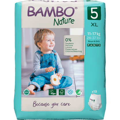 Die Bambo Nature Pants XL der Abena Re-Seller GmbH, Größe 5 (11-17 kg/24-37 lbs), im 19er-Pack mit 0% unerwünschten Chemikalien, geeignet für Jungen und Mädchen; die Verpackung zeigt ein Kleinkind in blauem Overall, das ein Spielzeug hält.