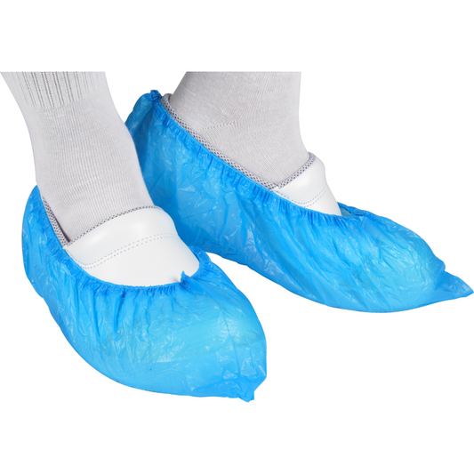 Abgebildet ist eine Person mit weißen Schuhen und Socken, bedeckt mit blauen Thor Überschuhen (41x15 cm, PE) von Abena Re-Seller GmbH, Packung (100 Paare), vor weißem Hintergrund.