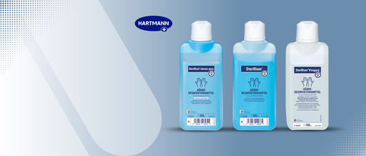 Bild von drei Flaschen Hartmann Sterillium Händedesinfektionsmittel. Die Flaschen stehen von links nach rechts in einer Reihe, mit den Etiketten nach vorne. Die linke Flasche trägt die Aufschrift „Classic Pure“, die mittlere Flasche die Aufschrift „Med“ und die rechte Flasche die Aufschrift „Virugard“.