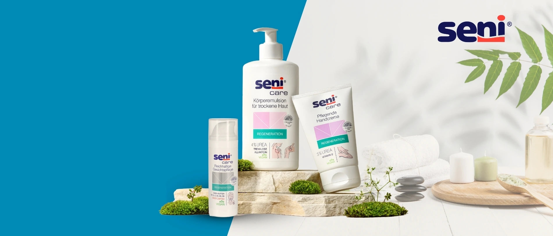 Seni Care Regeneration Pflegeprodukte – Körperemulsion mit Pumpspender, pflegende Handcreme und reichhaltige Gesichtspflege – auf Naturstein-Podest mit Moos arrangiert. Heller Spa-Hintergrund mit Handtüchern, Kerzen, Steinen und Glasflasche; links türkisfarbene Designfläche, rechts Seni Logo und Blatt-Schatten.