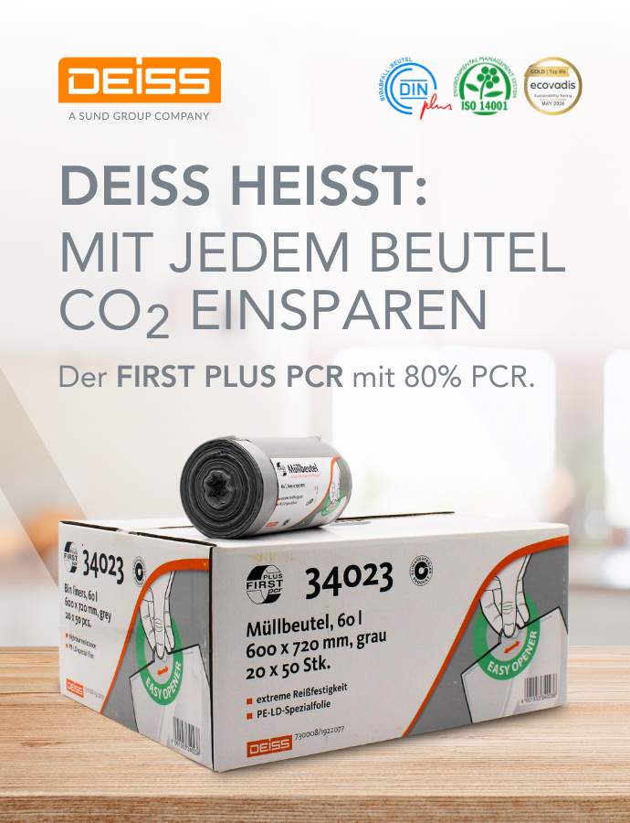 Eine Schachtel DEISS-Müllsäcke mit der Aufschrift "34023" und einer Rolle mit Säcken obenauf. Der Text hebt die CO2-Einsparungen und den 80%igen PCR-Gehalt hervor. Die Zertifizierungslogos (DIN, ISO 14001, ecovadis) erscheinen oben.