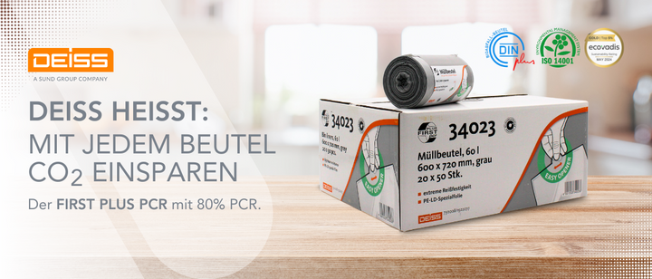Eine Pappschachtel mit DEISS-Müllsäcken steht auf einer Holzfläche, auf der ein gerollter Sack liegt. Der deutsche Text und die Logos der Öko-Zertifizierung weisen auf die Umweltfreundlichkeit der Beutel und den 80 %igen Recyclinganteil hin.