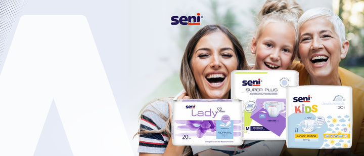 Der Banner zeigt drei Produkte der Marke Seni, die Inkontinenzprodukte für verschiedene Zielgruppen darstellen. Auf der linken Seite befindet sich die Verpackung von "Seni Lady Slim", einem Produkt für Frauen mit leichter Blasenbeschwerden. In der Mitte ist das Produkt "Seni Super Plus" zu sehen, das für mittlere Inkontinenz geeignet ist. Rechts davon befindet sich "Seni Kids Junior Extra", ein Produkt für Kinder. Im Hintergrund sind eine Mutter, ihre Tochter und ihre Großmutter zu sehen, die gemeinsam lach