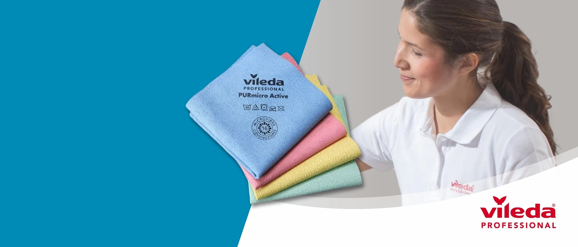 Stapeln von vier farbigen Mikrofasertüchern (blau, rosa, gelb, grün) der Marke „Vileda Professional PURmicro Active“, oben ein blaues Tuch mit sichtbarem Logo und Pflegehinweisen; rechts daneben eine lächelnde Frau in weißem Poloshirt mit Vileda-Logo, vor türkisfarbenem Hintergrund und Vileda Professional Schriftzug unten rechts.