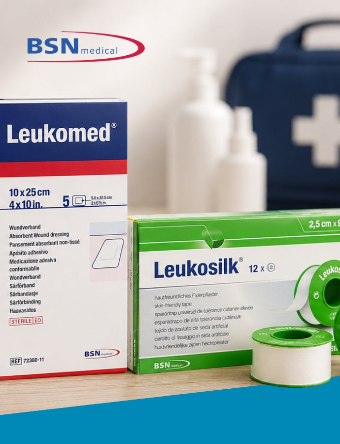 BSN medical Produkte zur professionellen Wundversorgung: Fixomull stretch Fixierpflaster, Leukomed Wundverband und Leukosilk Rollenpflaster vor einem Erste-Hilfe-Set.