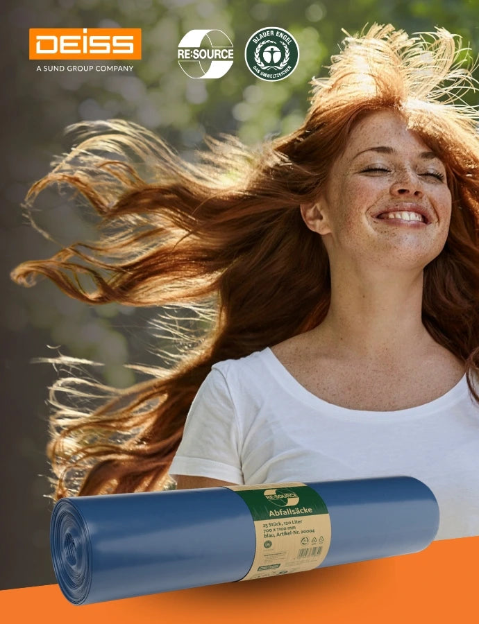 Frau mit wehenden Haaren im Sonnenlicht und geschlossenen Augen, darüber DEISS-Logo sowie Nachhaltigkeitssiegel, unten eine Rolle blauer Abfallsäcke als Produktdarstellung.