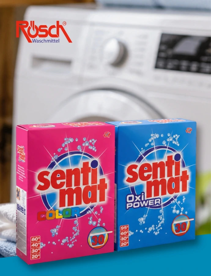 Zwei Sentimat Waschmittelpackungen in Pink und Blau stehen auf einer Arbeitsfläche neben gefalteten Handtüchern, im Hintergrund ist eine Waschmaschine zu sehen. Links befindet sich das Rösch Waschmittel Logo auf blauem Hintergrund.