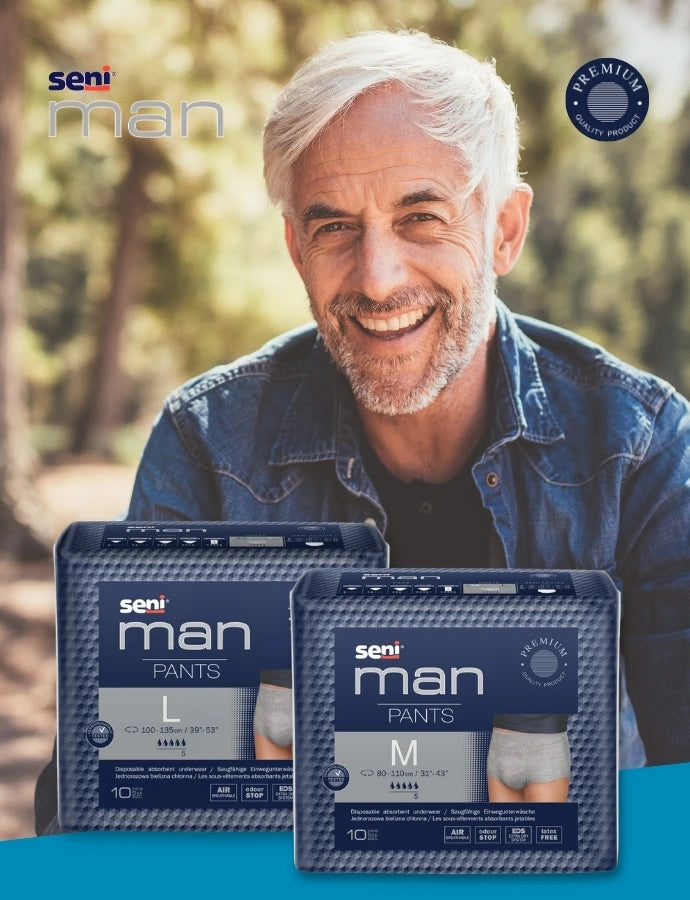 Zwei Packungen Seni Man Pants Inkontinenzunterwäsche stehen vor einem lächelnden älteren Mann mit weißem Haar. Links sind das Seni-Man-Logo, rechts ein Premium-Qualitätssiegel auf dunkelblauem Hintergrund zu sehen.