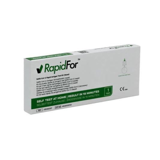 Eine Schachtel Rapidfor® Antigen-Schnelltest für das Covid-19-Antigen-Schnelltestkit mit Anweisungen und Logos der Gesundheitszertifizierung, die auf einen 15-minütigen Heimtest hinweisen.