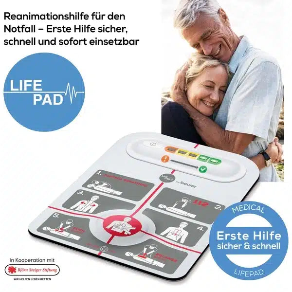 Ein älteres Paar umarmt sich freudig neben einem Bild eines Defibrillators „innotas Beurer LifePad® Reanimationshilfe“, der für eine einfache und schnelle Erste Hilfe im Notfall vermarktet wird, mit einem detaillierten Diagramm und einer Anleitung
