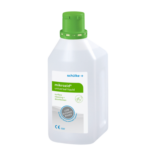Eine Flasche Schülke Mikrozid® universal liquid Schnelldesinfektion der Schülke & Mayr GmbH mit grünem Verschluss. Das Etikett zeigt Logos, die darauf hinweisen, dass es sich um ein Oberflächenreinigungsmittel mit „alkoholarmer Formel“ handelt und hat eine