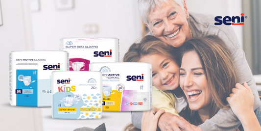 Eine ältere Person umarmt lächelnd eine Frau und ein Kind. Im Vordergrund sind verschiedene Verpackungen von Inkontinenzprodukten der Marke Seni zu sehen, darunter Seni Active Classic, Super Seni Quatro, Seni Kids und Seni Active Normal. Oben rechts ist das Seni-Logo zu sehen.