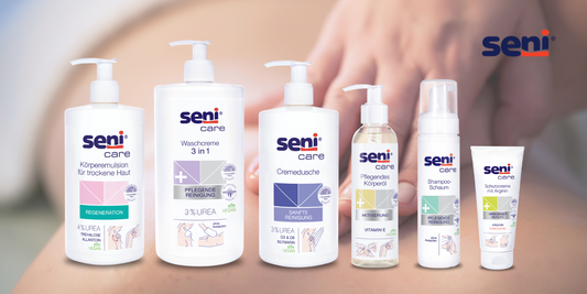 Das Bild zeigt sechs Produkte der Seni Care-Linie. Von links nach rechts: Körperlotion, 3-in-1-Duschgel, Reinigungsmousse, pflegendes Körperöl, Shampoo und Anti-Dekubitus-Creme. Jedes Produkt ist ausführlich beschriftet und das Seni-Logo befindet sich in der oberen rechten Ecke.