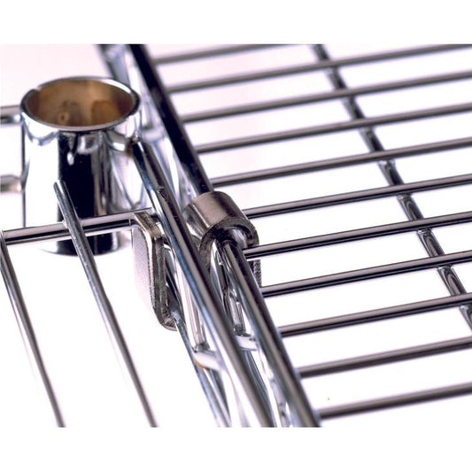 Nahaufnahme eines Novocal "S"-Hakens für Gitterfachböden (1 Stück), der chromglänzende Drahtböden sichert; Metallzylinder teilweise im Hintergrund sichtbar. Ideal als Aufbewahrungslösung von Novocal.