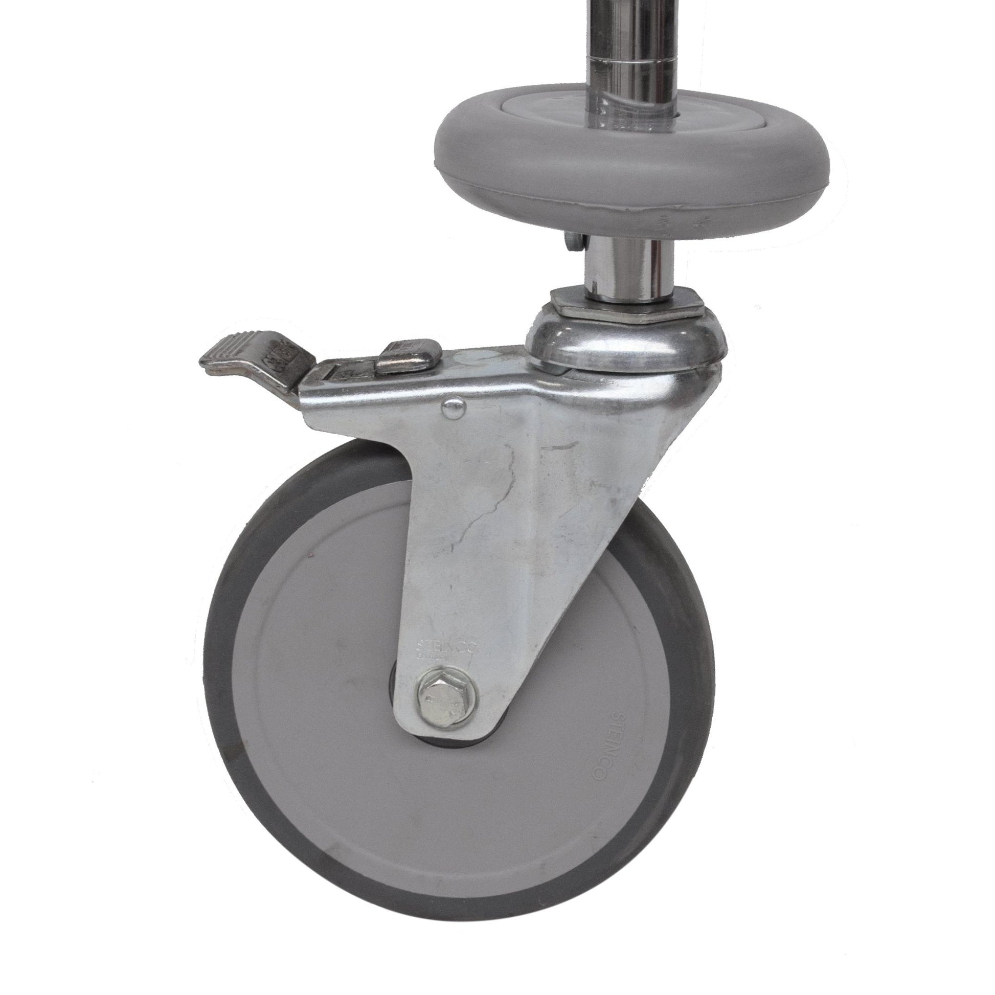 Ein graues Lenkrad mit Novocal Stoßscheiben (1 Satz = 4 Stück, Packung 1 Stück), Metallbügel und Fußbremse, befestigt an einer Metallstange - perfekt als Sortierregalwagen-Ersatz von Novocal.