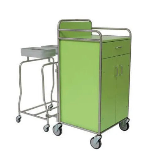 Ein Novocal Stationswagen mit Schublade und doppeltürigem Schrank steht neben einem Abfallständer mit zwei Behältern aus Metall. Beide haben Edelstahlrahmen, vollverschweißte Rundrohrverbindungen und Räder - ideal für medizinische Einrichtungen vor weißem Hintergrund.