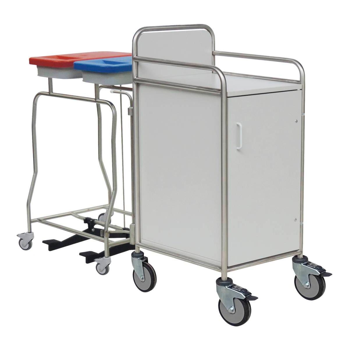 Der Novocal Stationswagen verfügt über einen Edelstahlrahmen mit vollverschweißten Verbindungen, vier Räder, einen weißen Schrank mit Griff und Tür sowie zwei hintere Abfalleimer - einen mit rotem und einen mit blauem Deckel - ideal für Pflegeeinrichtungen.